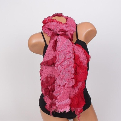 Зимен шал в розово с ефектни цветя