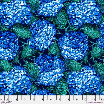Bavlněná látka květinová modrá | Sam Wilde – Florescence – Hydrangea Hedgerow Lg Delphinium