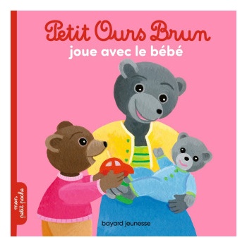 Petit Ours Brun joue avec le bébé