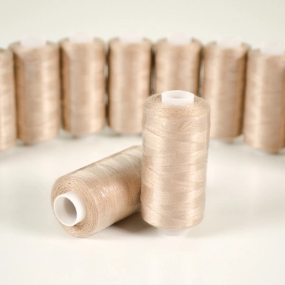 Takoy Polyesterová nit TKY 500 m barva béžová – Sleviste.cz