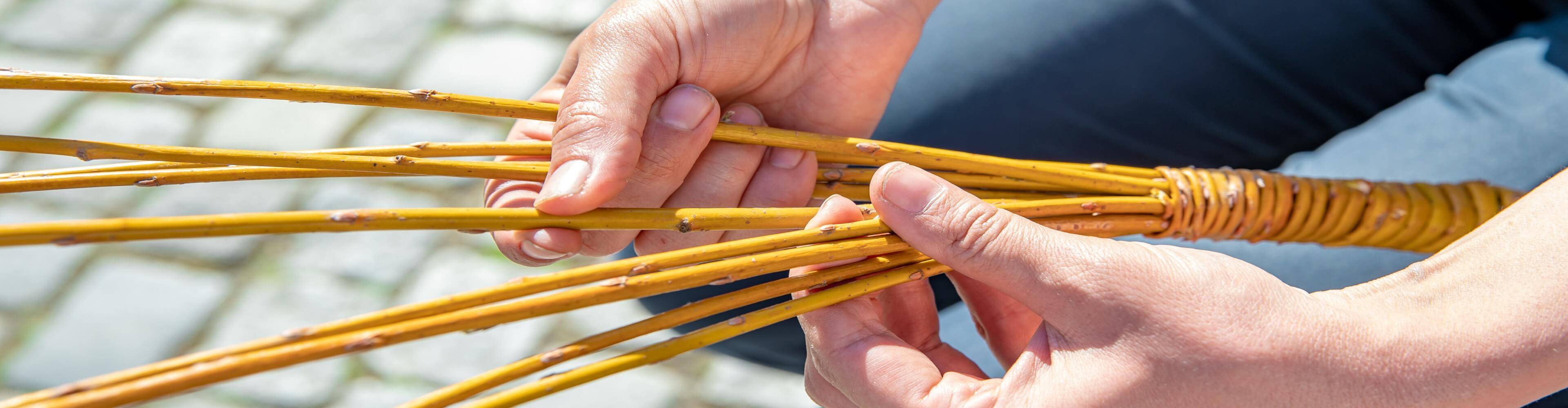 Muž pletoucí tradiční pomlázku