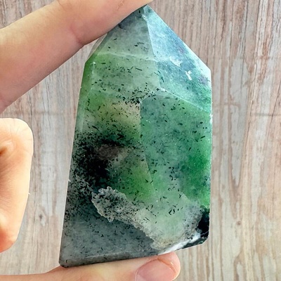 Nefertitis Rubín v zoisitu špice - obelisk 28 NF51040 - cca 4,4 x 8 cm, 121 g