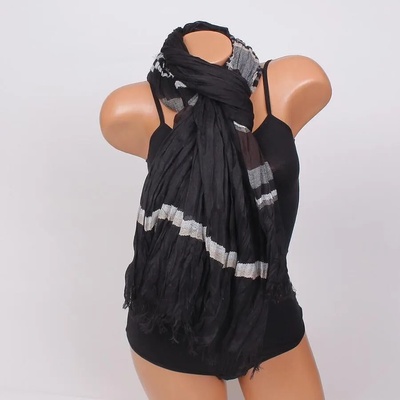 Дамски шал в черно със сиво и бяло райе