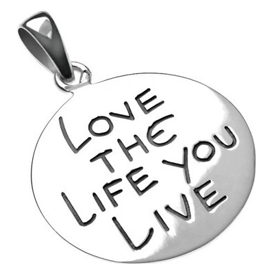 Šperky eshop Přívěsek ze stříbra 925 kruh s nápisem Love the Life you Live O15.17