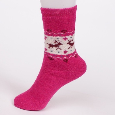 Вълнени чорапи в цикламен цвят с елени и фигурки