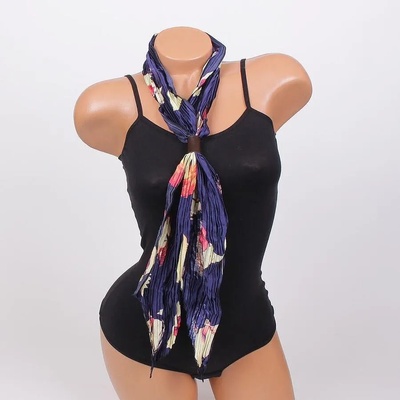 Плисиран шал в тъмносиньо с образи на жени и кожен акцент