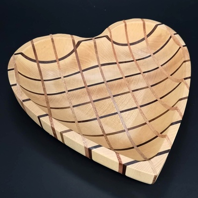 Amadea Dřevěná miska Mozaika ve tvaru srdce masivní dřevo 3 druhy dřevin 25 x 25 x 4,5 cm