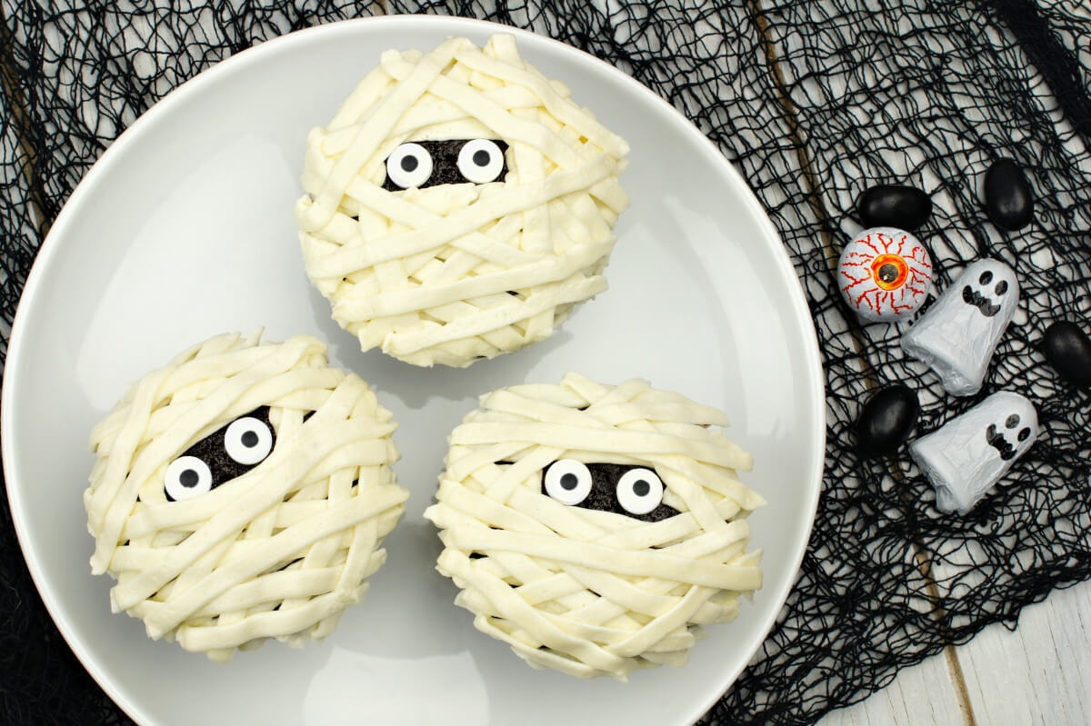 Kakaós muffin múmiadíszítéssel