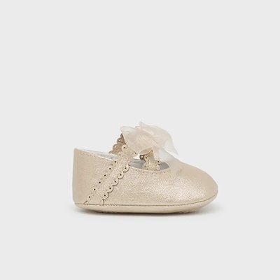 Mayoral Декоративни пантофки с панделка за новородено момиче в бежов цвят Майорал