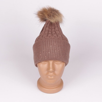 Зимна тъмнобежова шапка с камъчета и свалящ се помпон