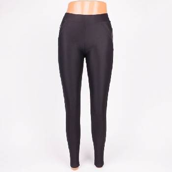 Стилен дамски клин в черен цвят, декориран с кожа