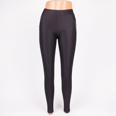 Стилен дамски клин в черен цвят, декориран с кожа