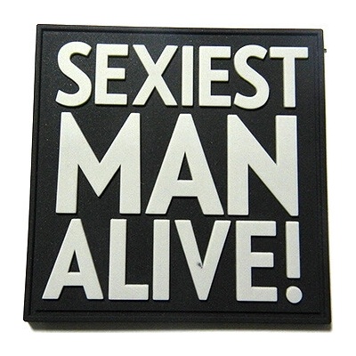 JACKETS TO GO nášivka SEXIEST MAN ALIVE! plast ČIERNA/SIVÁ