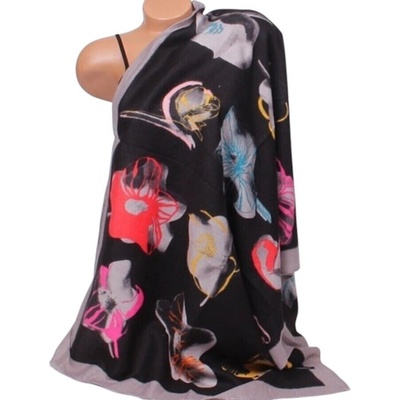 Кашмирен черен дамски шал с красиви големи цветя
