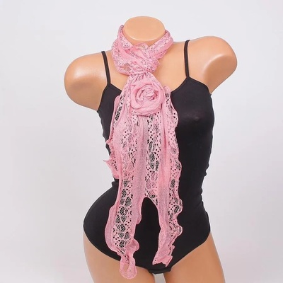 Дантелен шал с декорирана роза в цвят пепел от рози