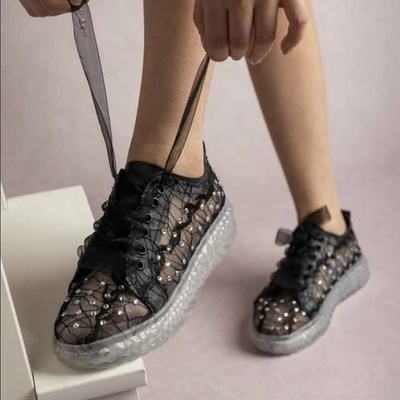 Дамски спортни обувки в черно от тюл с камъчета