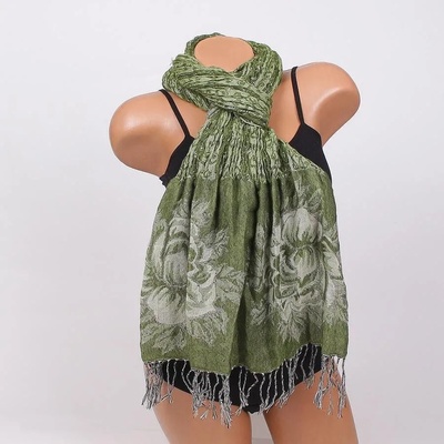 Стилен шал в зелено с цветя и ресни