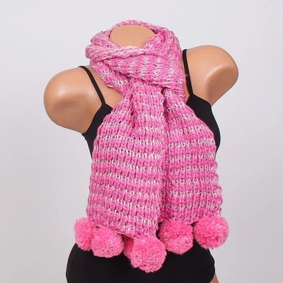 Плетен шал с пухкави помпони в розово-лилаво