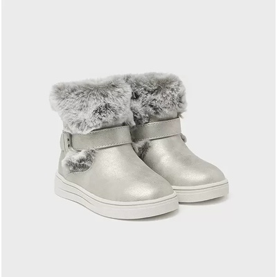 Mayoral Зимни боти с плюшени детайли за бебе момиче в сребристо Mayoral