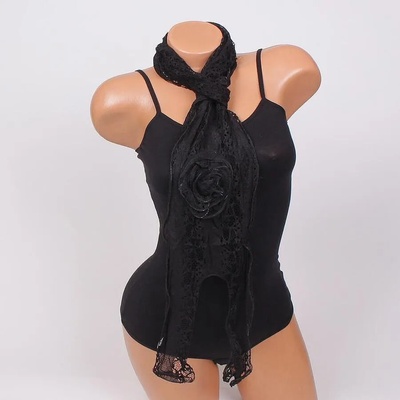 Дантелен шал в черно с роза