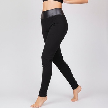 Елегантен ватиран клин в черно с широк колан от кожа на талията