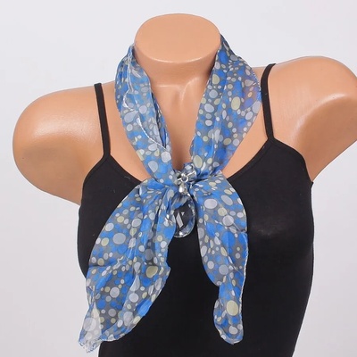 Шал фишу със сини точки и бижу