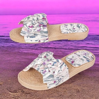 Чехли в светлобежово с цветни мотиви и панделка