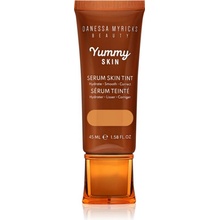 Danessa Myricks Beauty Yummy Skin Serum Skin Tint hydratační make-up s vyhlazujícím účinkem 8 Medium to Tan Skin with Golden Peach Undertones 45 ml