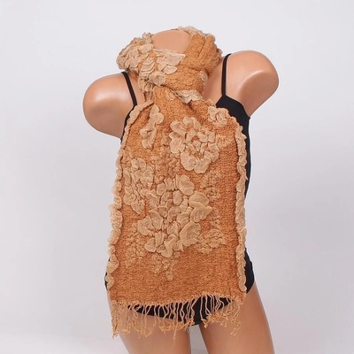 Светлокафяв шал с бежови цветя и пеперуди