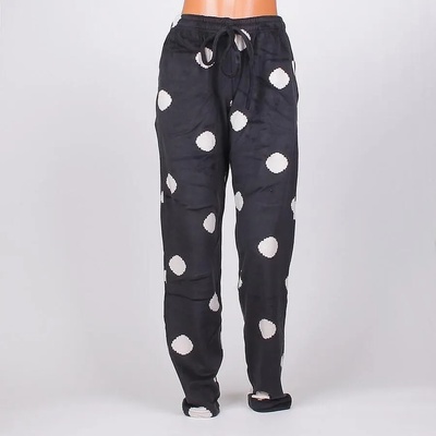 Дамски плюшен дълъг панталон-пижама в черно с бели точки