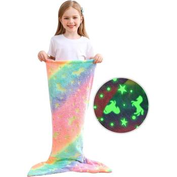 Netscroll Odeja v tvare morskej panny morská panna odeja ktorá svieti v tme vzor s hviezdami a jednorožcom mimoriadne mäkká a teplá dúhové farby skvelý darčekový nápad MermaidBlanket