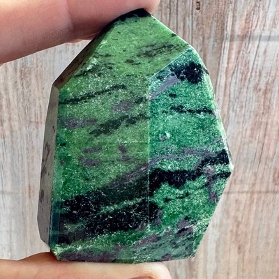 Nefertitis Rubín v zoisitu špice - obelisk 30 NF51042 - cca 5,5 x 6,9 cm, 200 g