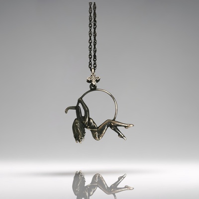 Въздушна акробатика - Женски спортен медальон от сребро 925 с винтидж покритие - Ръчно изработено бижу талисман за гимнастички и танцьорки - Идеален подарък за спортист, треньор или артист - ssj