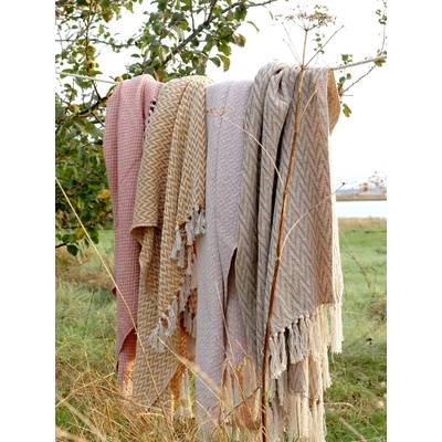 Chic Antique Béžovo-latté pléd so vzorom a strapcami Yarn 130x150