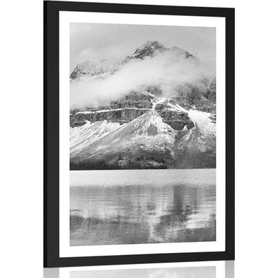 Plakát s paspartou jezero poblíž nádherné hory v černobílém provedení - 40x60 no frame