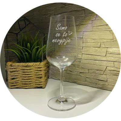 Dekorace skla Pískovaná sklenice na víno "Samo se to nevypije" 340 ml