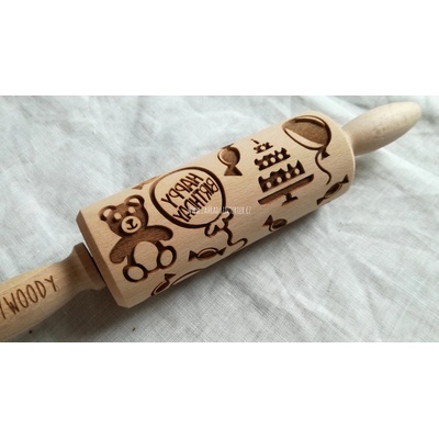 GoodyWoody Embosovaný váleček na těsto 24 cm Veselé narozeniny