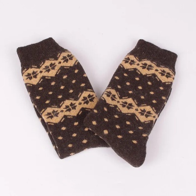 Дамски памучни чорапи в тъмнокафяв цвят с бежови точки и фигури