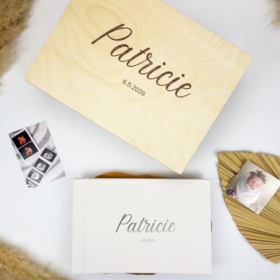 Lovelu Dárkový set pro miminko - fotoalbum Něžná kaligrafie a dřevěný box