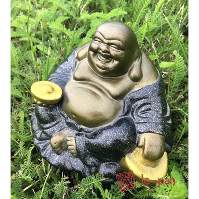 Smějící se Buddha s ingotem