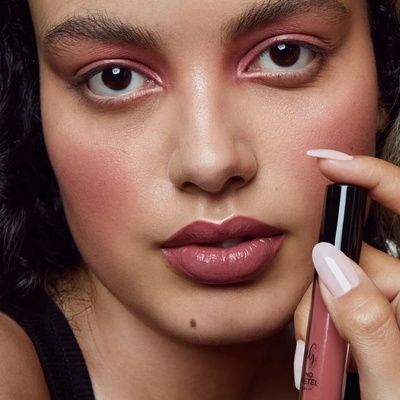 Und Gretel Organická veganská tekutá rtěnka KUS Mellow Mauve 03 2,5 ml