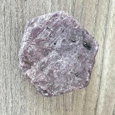 Nefertitis Rubín surový Tanzánie 8 NF66452 - cca 4,6 x 3,9 x 2,3 cm, 117 g