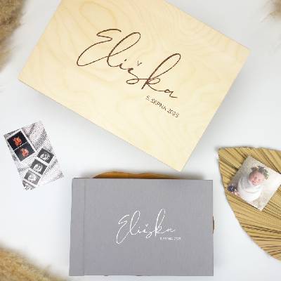 Lovelu Dárkový set pro miminko - šedé fotoalbum Jemná kaligrafie a dřevěný box
