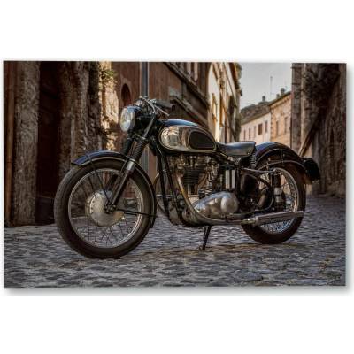 Plakát – Klasický motocykl v dlážděné ulici Bez rámu Ano Bez rámu 135 × 90 cm