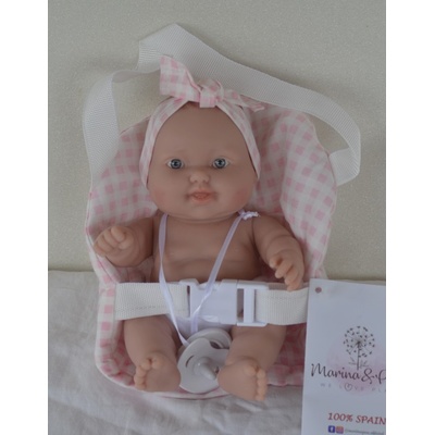 Marina & Pau Realistické miminko holčička usmívající se Maruška v kostičkované světle růžovo-bílé autosedačce Cookie Baby 20 cm
