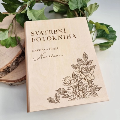 Dřevia Dřevěná svatební fotokniha - Květina, s iniciály