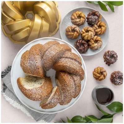 Nordic Ware forma na bábovku 75. Anniversary Propletená zlatá 2,84 l