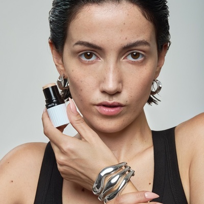 Und Gretel Organický veganský multifunkční make-up v tyčince milte 04 Light Medium 5 g