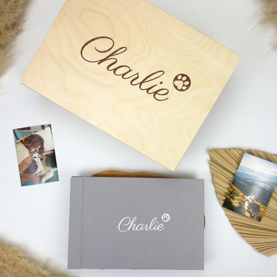 Lovelu Personalizovaný set pro pejskaře - šedé fotoalbum a dřevěný box na psí vzpomínky