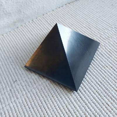 Šungit Pyramida 10x10 cm, leštěná